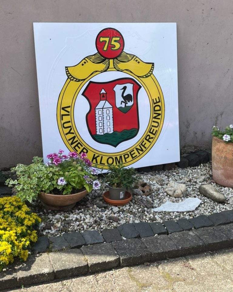 Schild mit Logo 75 Jahre